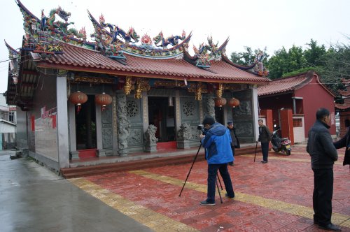 《华夏康氏》摄制组在拍摄康氏宗祠