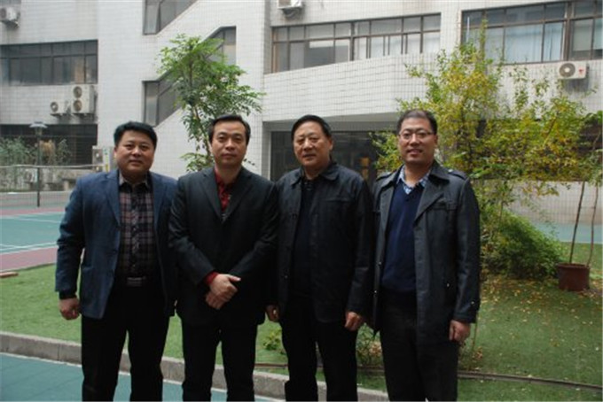 2013年11月初献堂会长一行在北京与北师大康震教授会面合影