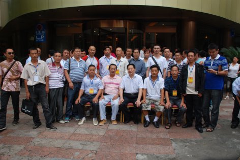 康献堂会长在2011年四川分会成立时与族人合影